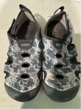Boys KEEN Water Shoes Size 3 Gray Camo